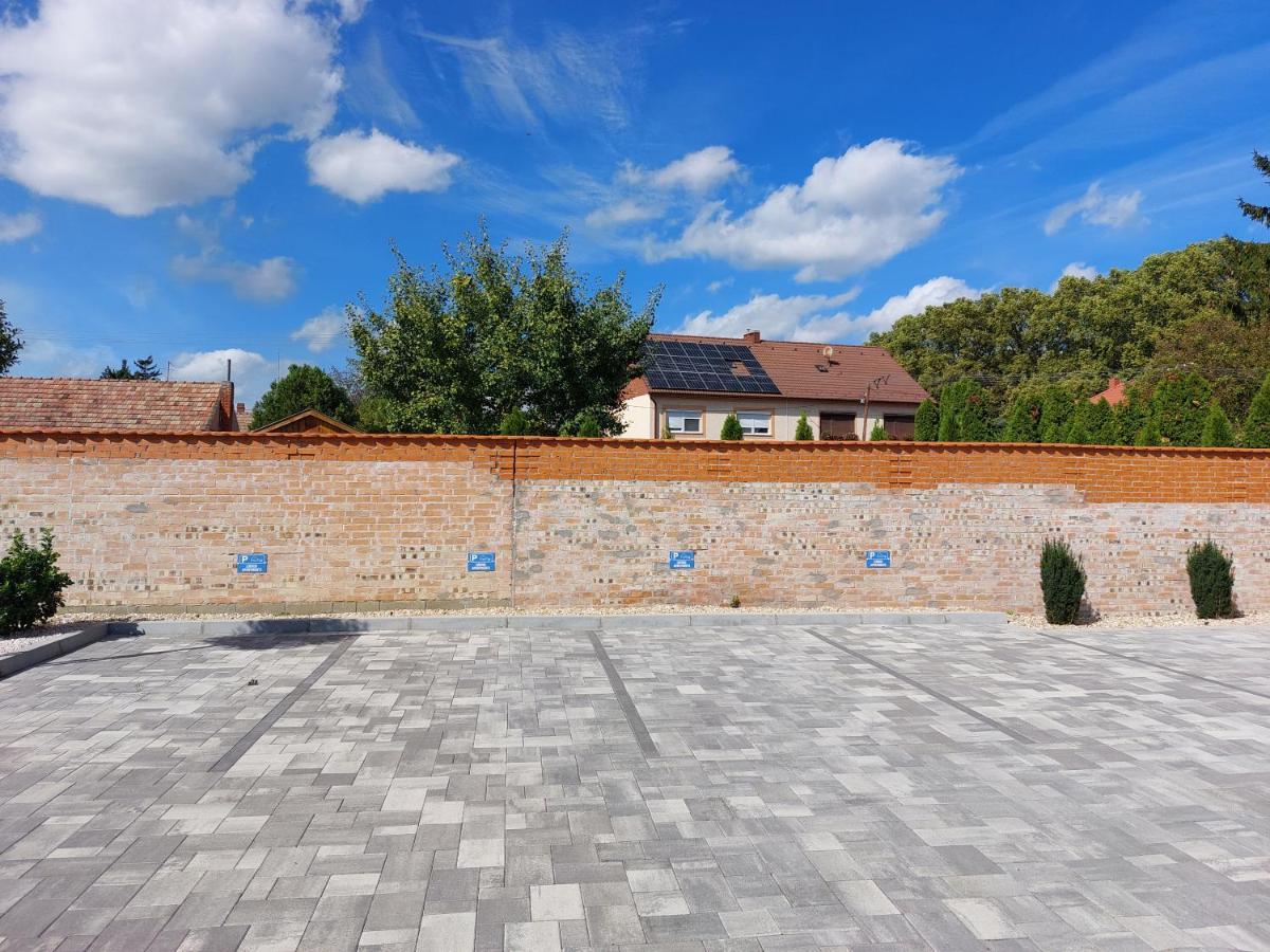 Linden Apartman 107 Glamour (Adults Only) Mosonmagyaróvár 外观 照片